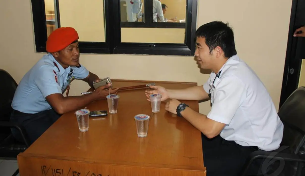 Salah satu awak pesawat latih milik Singapura saat dimintai keterangan karena melintasi NKRI tanpa izin di Pontianak, Kalimantan Barat, Selasa (28/10/2014). (Liputan6.com/Raden AMP)