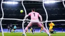 Gawang Courtois kembali dijebol oleh Barca. Aubameyang mengirim umpan backheel yang tinggal diteruskan Ferran Torres. (AP Photo/Manu Fernandez)
