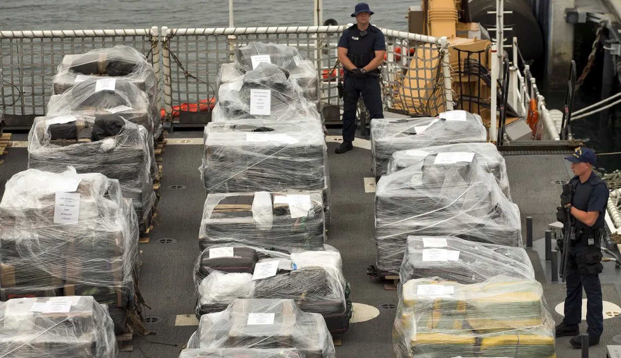Anggota US Coast Guard berjaga di dekat 33 ton kokain senilai sekitar Rp 13 triliun lebih, di California, Senin (10/8/2015). Kokain tersebut disita dari kapal semi-sumbersible di timur Samudera Pasifik pada Kamis (6/8). (REUTERS/Mike Blake)