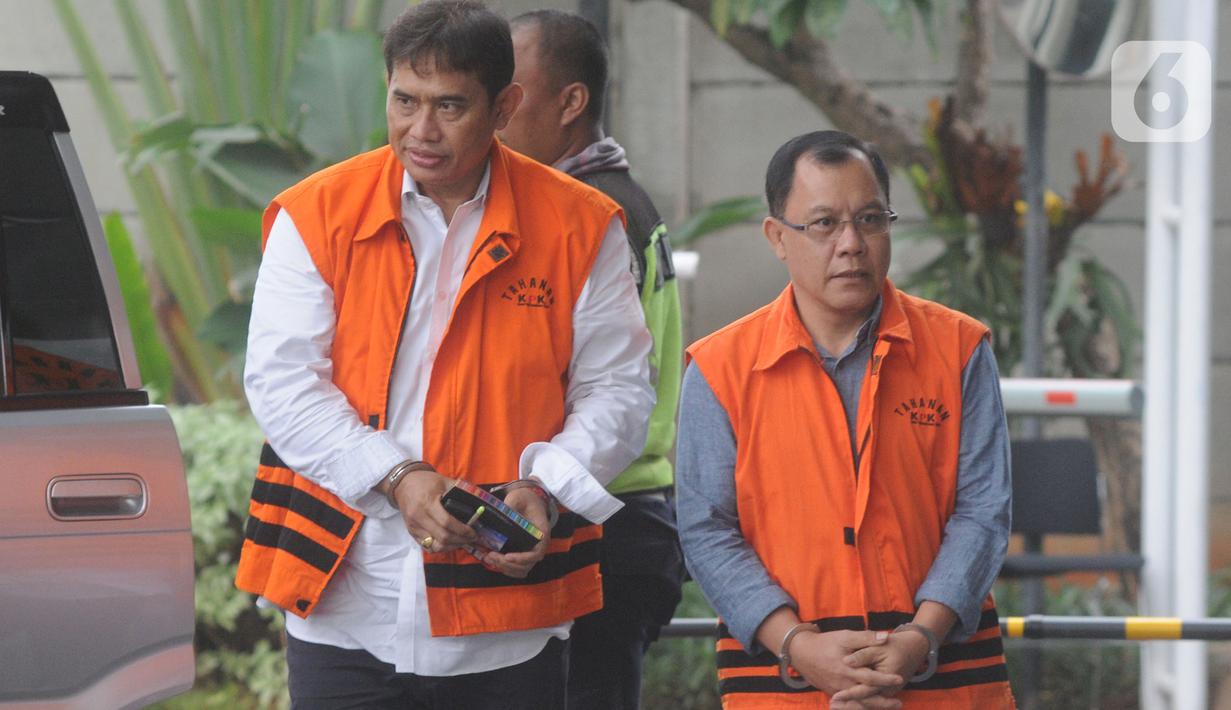 Mantan Direktur Pemasaran PTPN III (Persero) sekaligus Komisaris Utama PT KPBN, I Kadek Kertha Laksana dan Kepala Dinas PUPR Bengkayang nonaktif, Aleksius berjalan memasuki Gedung KPK, Selasa (31/12/2019). Keduanya mendatangi KPK untuk menandatangani berkas pemeriksaan P21. (merdeka.com/Dwi Narwoko)