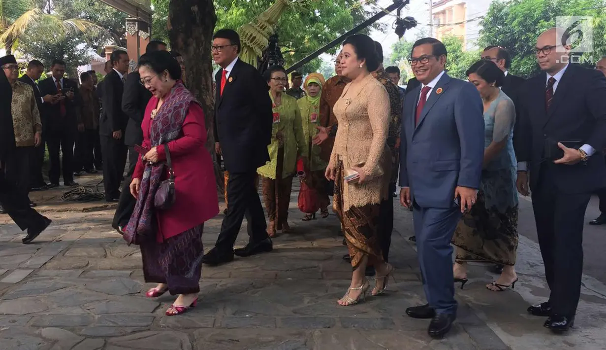 Presiden ke-5 RI Megawati Soekarno Putri dan Menteri PMK, Puan Maharani saat menghadiri prosesi pernikahan Kahiyang Ayu-Bobby Nasution di Graha Saba, Surakarta, Rabu (8/11). (Liputan6.com/ Lizsa Egeham)