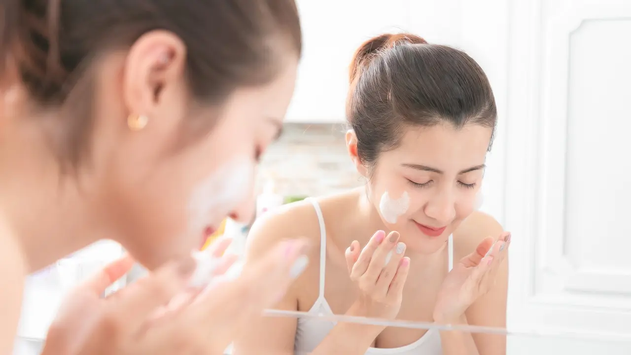 Liburan dengan Wondermis Facial Wash, Kulit Aman dari Pagi hingga Malam