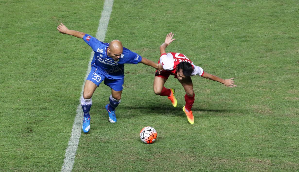 Sergio van Dijk (kiri) berebut bola dengan pemain PSM Makassar, Rasyid Bakri pada laga Torabika SC 2016 di Stadion GBLA, Bandung, Sabtu (2/7/2016). Persib menang 3-2. (Bola.com/Nicklas Hanoatubun)