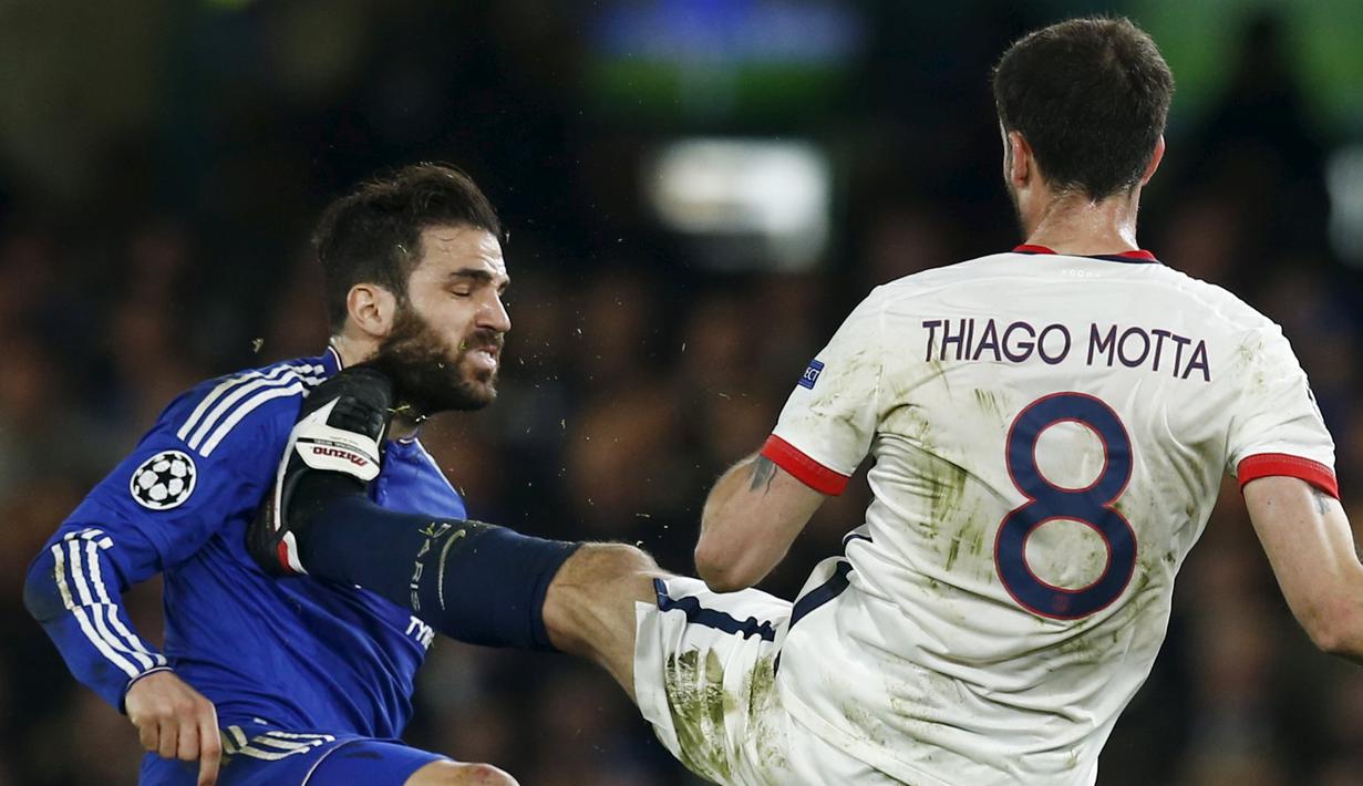 Pemain Paris Saint-Germain, Thiago Motta, menendang dada pemain Chelsea, Cesc Fabregas, dalam leg kedua babak 16 besar Liga Champions di Stadion Stamford Bridge, London, (9/3/2016). (Reuters/Eddie Keogh).