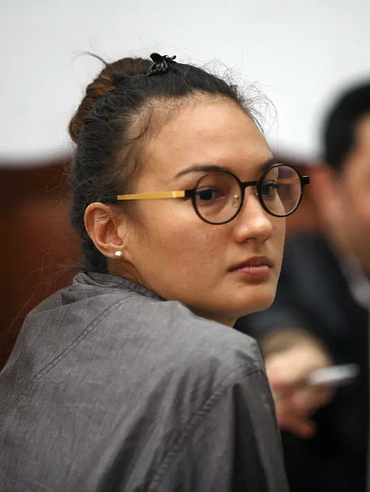 Memasuki ruang sidang 2 Pengadilan Negeri Jakarta Selatan sekitar pukul 15.30 WIB, Nadine tak tampak tegang. (Nurwahyunan/Bintang.com)