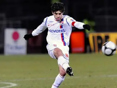 Lyon&#039;s midfielder Juninho kicks the ball and scores a goal during French L1 football match Lyon vs Le Havre on February 15, 2009, at Gerland stadium in Lyon. AFP PHOTO/PHILIPPE MERLE