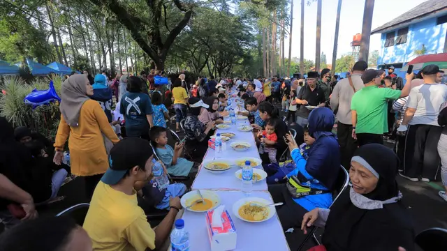 Makan Massal Gratis, Wali Kota Bagikan Seribu Porsi Laksa Khas Tangerang