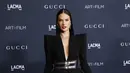 Alessandra Ambrosio berpose saat menghadiri acara LACMA Art+Film Gala di Los Angeles County Museum of Art di Los Angeles, California, pada 5 November 2022. Celana setelan termasuk beberapa lipatan, mirip dengan yang ditemukan di celana Cossack, terutama setelah kaki dimasukkan ke dalam sepasang sepatu bot logam. (AFP/Michael Tran)