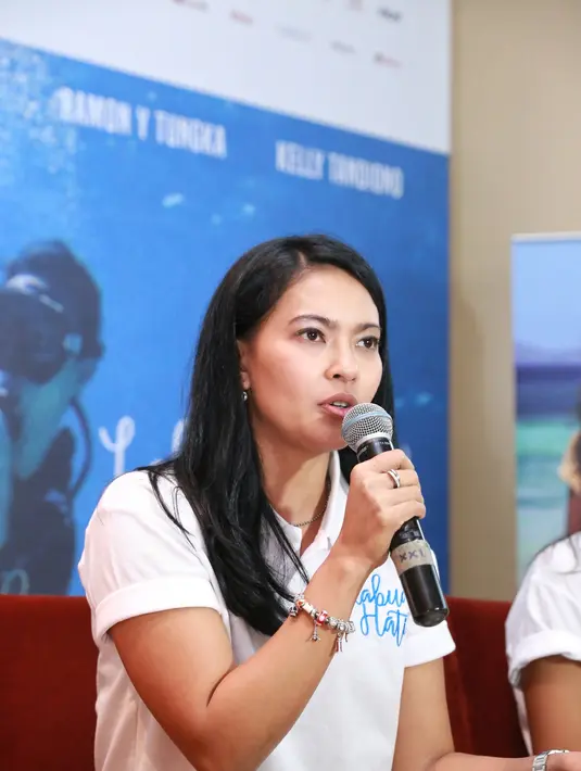 "Naik turun bukit air terjun. Satu bulan shooting, 22 hari sebenarnya. Yang paling sulit, Pulau Komodo kan terkenal dengan arusnya yang kuat. Jadi memang tetap safety jadi nomor satu," ujar Lola, di kawasan Kuningan. (Adrian Putra/Bintang.com)