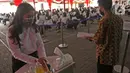 Seorang peserta mencuci tangan sebelum mengikuti proses Tes Standar Kompetensi Dasar (SKD) CPNS di BKN, Jakarta, Kamis (2/9/2021). Sebanyak 800 peserta mengikuti tes yang dibagi dua sesi dan menerapkan protokol kesehatan yang ketat. (Liputan6.com/Herman Zakharia)