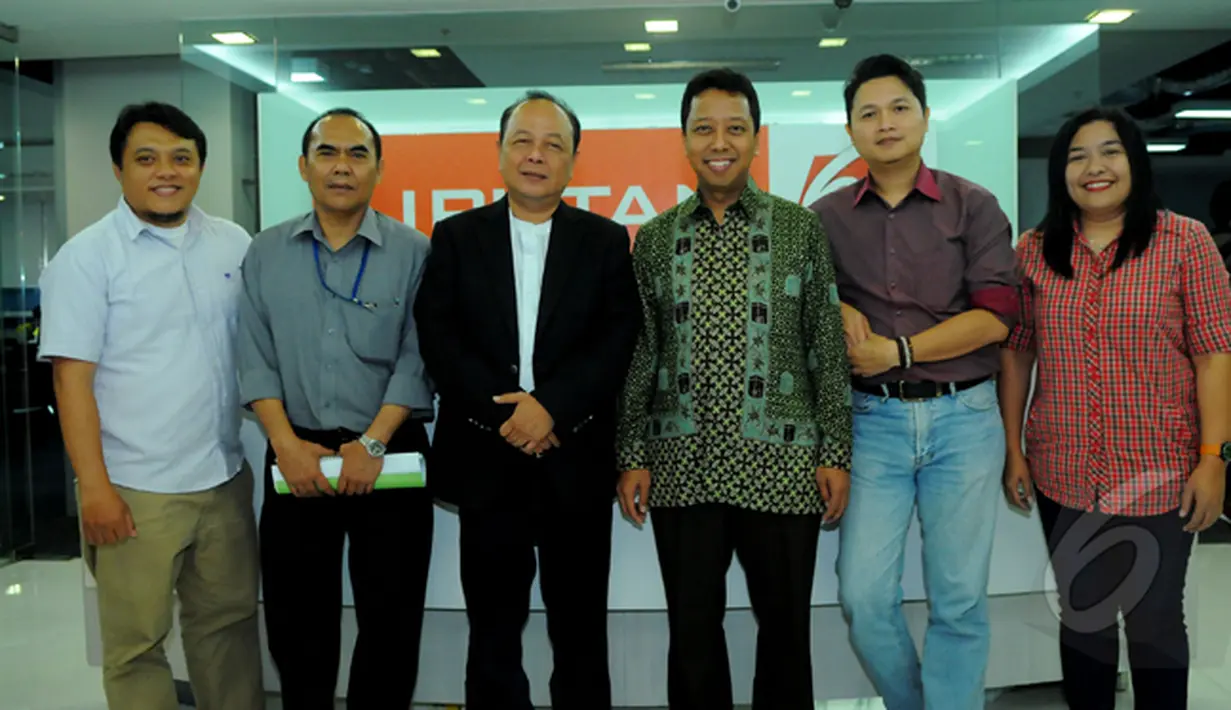Ketua Umum DPP Partai Persatuan Pembangunan (PPP) Romahurmuziy berpose bersama redaksi Liputan6.com usai melakukan wawancara khusus, Jakarta, Kamis (12/2/2015). (Liputan6.com/Faisal R Syam)