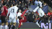 Romelu Lukaku berusaha mencetak gol pada laga Valencia melawan Manchester United (12/12/2018). (AFP/Jose Jordan)