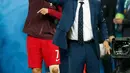 Ronaldo berdiri di samping pelatihnya Fernando Santos saat menjadi asisten pelatih dadakan saat laga final Euro 2016 antara Portugal vs Prancis di Stade de France, Saint-Denis, Paris, Prancis, Senin (11/6). (REUTERS/John Sibley)