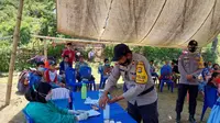 Tim vaksinator Covid-19 melakukan vaksinasi massal di Kecamatan Pana, Mamasa (Liputan6.com/Istimewa)