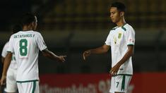 Pemain muda Persebaya Surabaya, Marselino Ferdinan (kanan) dipercayakan oleh pelatih Aji Santoso untuk bermain menemani sang kakak, Oktafianus Fernando (kiri) saat menghadapi PS Sleman di Piala Menpora 2021. (Foto: Bola.com/Ikhwan Yanuar)