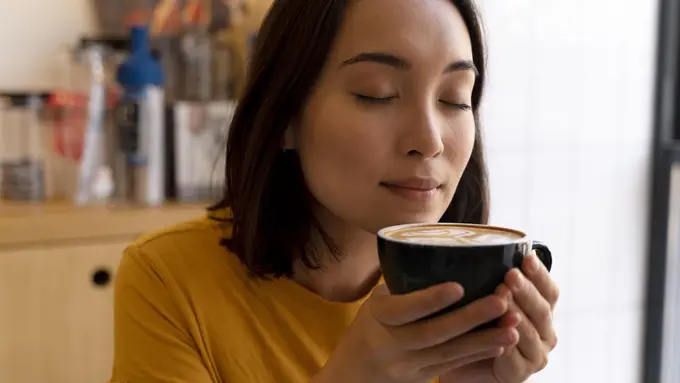 Ilustrasi Wanita Minum Kopi