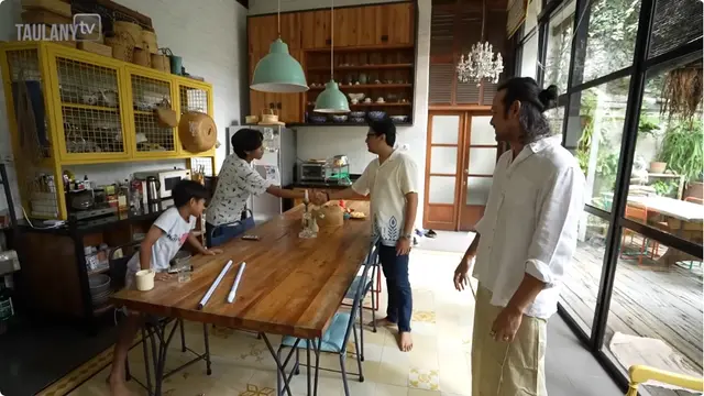 Potret Dapur dan Meja Makan Rumah Dwi Sasono dan Widi Mulia (YouTube TAULANY TV)