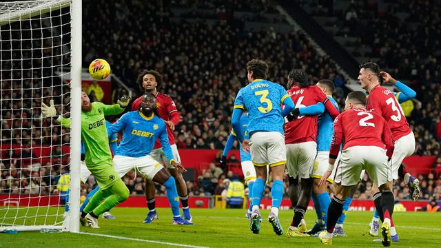 Pemain Manchester United, Benjamin Sesko (kanan), menyundul bola pada laga Premier League/Liga Inggris antara Man Utd vs Wolves