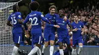 Pemain Chelsea merayakan gol Antonio Rudiger (dua dari kanan) pada laga melawan Stoke City di Stamford Bridge, Sabtu (30/12/2017). (AFP/Ian Kington)