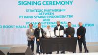 (kiri-kanan). SEVP International &amp; Technology Information Technologi BSI Misbahul Munir, SEVP Digital Banking BSI Saut Parulian Saragih, SVP Digital Banking Wholesale BSI Cera Wirastuti, CEO PT Zahir International Ismail Thalib, COO PT Zahir Internasional Yunan Hilmi dan CMO PT Zahir Internasional Yudha Herbaputra (kanan) di acara BSI International Expo 2025.