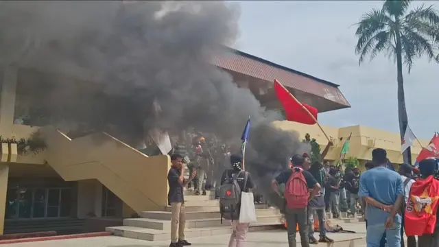 Situasi aksi mahasiswa di depan gedung DPRD NTT (Liputan6.com/Ola Keda)