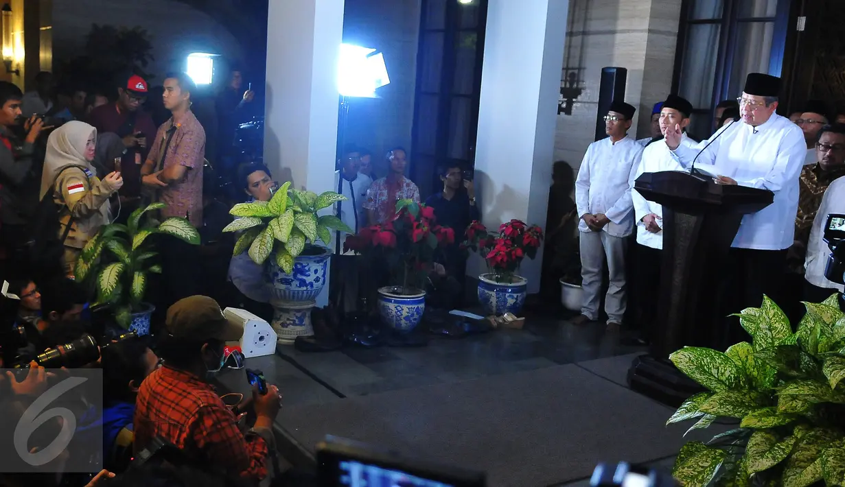 SBY menyatakan mantan Ketua KPK, Antasari Azhar memiliki tujuan tertentu terhadap dirinya, Jakarta, Selasa (15/2). Tujuan Antasari menurut SBY adalah agar Agus Harimurti Yudhoyono kalah dalam Pilkada DKI 2017. (Liputan6.com/Angga Yuniar)