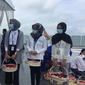 Keluarga korban pesawat jatuh Sriwijaya Air SJ melakukan tabur bunga dari atas Kapal KRI Semarang, di Kepulauan Seribu, Jumat (22/1/2021).(Liputan6.com/ Muhammad Radityo Priyasmoro)