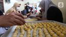 Pekerja menyelesaikan pembuatan kue kering lebaran di industri rumahan Risa Resa Cookies, Ciganjur, Jakarta, Senin (18/03/2023). (merdeka.com/Arie Basuki)