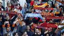 Aksi suporter AS Roma dan Lazio dalam lanjutan Serie A di Stadion Olimpico, Roma, Minggu (8/11/2015) malam WIB. (Reuters/Alessandro Bianchi)
