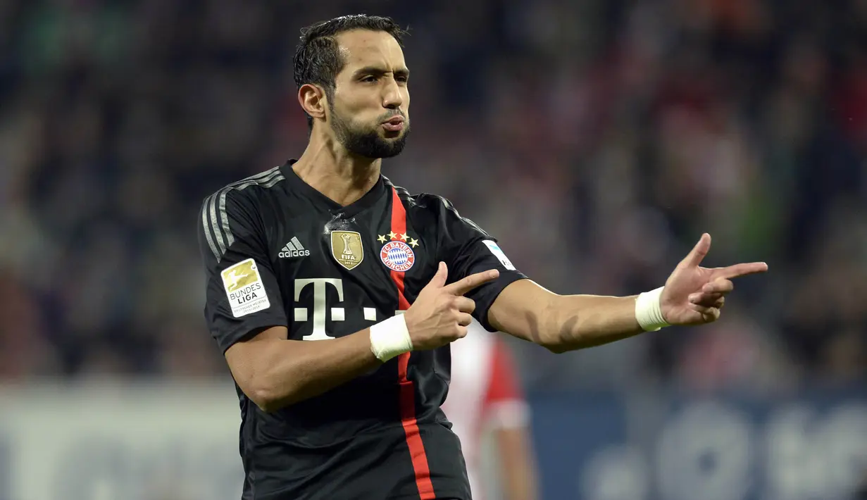 2. Mehdi Benatia - Bergabung dengan Bayern Munchen tahun 2014 berharga £ 21 juta, namun pemain bek timnas langganan Maroko justru sering berkutat dengan cedera dan terpaksa dijual ke klub Serie A Juventus. (AFP/Christof Stache)