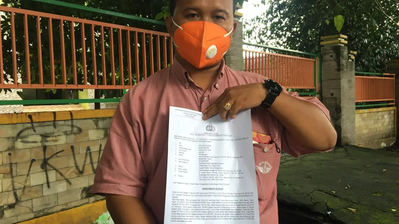 Aunur Rahim (29) warga Pongangan, Kecamatan Manyar, melaporkan polisi penyewa mobilnya. (Dian Kurniawan/Liputan6.com)