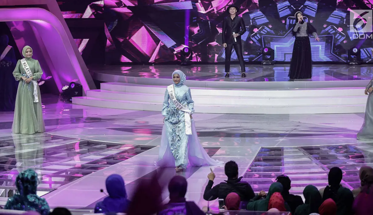 Finalis asal Timor Leste berjalan di atas panggung saat malam puncak Puteri Muslimah Asia 2018 di Jakarta, Senin (7/5). (Liputan6.com/Faizal Fanani)