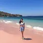 Berada di pink beach, Gege mengenakan atasan bikini biru dipadukan celana pendek warna serasi dan membiarkan rambutnya terurai. Credit: @gegeelisa94