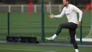 Striker Tottenham Hotspur, Harry Kane melakukan pemanasan selama sesi latihan tim di Tottenham Hotspur Football Club Training Ground di London utara pada 31 Oktober 2022. Grup ini masih sangat ketat. Semua tim sama-sama masih punya peluang untuk lolos ke babak 16 besar. (AFP/Adrian Dennis)