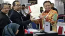 Ketua Bawaslu RI, Abhan (kanan) menerima Akta Pengajuan Keterangan usai menyerahkan alat bukti untuk menghadapi perselisihan hasil Pilpres 2019 di Mahkamah Konstitusi, Jakarta, Rabu (12/6/2019). Bawaslu menyerahkan 134 alat bukti serta keterangan setebal 151 halaman (Liputan6.com/Helmi Fithriansyah)