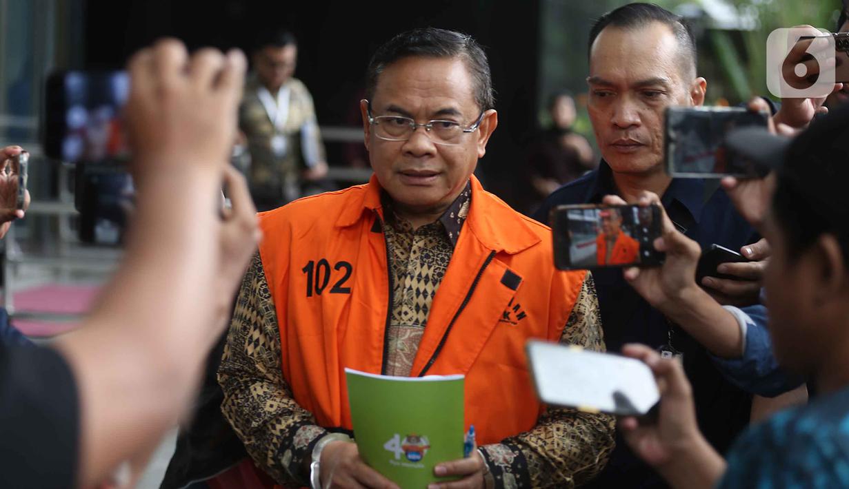 Tidak hanya itu, Sudewo juga ditetapkan sebagai tersangka dugaan suap terkait penerimaan aliran dana dalam proyek pembangunan dan pemeliharaan jalur kereta api di Direktorat Jenderal Perkeretaapian Kementerian Perhubungan. Tampak dalam foto, Bupati Pati nonaktif, Sudewo, berjalan menuju mobil tahanan usai menjalani pemeriksaan di Gedung Merah Putih Komisi Pemberantasan Korupsi (KPK), Jakarta, Kamis (12/2/2026). (Liputan6.com/Helmi Fithriansyah)