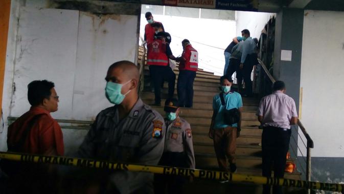 Polisi di lokasi temuan jasad mutilasi di Malang yang bikin geger warga dan pedagang di kawasan Pasar Besar Malang (Liputan6.com/Zainul Arifin)