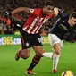 Gelandang Southampton, Mario Lemina, berebut bola dengan gelandang Manchester United, Ander Herrera, pada laga Premier League di Stadion St Mary, Southampton, Sabtu (1/12). Kedua klub bermain imbang 2-2. (AFP/Glyn Kirk)