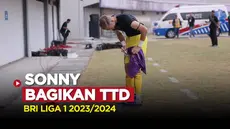 Berita video, momen menarik usai pertandingan pekan ke-14 BRI Liga 1 2023/2024 kiper Dewa United, Sonny Stevens memberikan tanda tangan kepada penonton di Indomilk Arena, Tangerang Sabtu (30/9/2023).