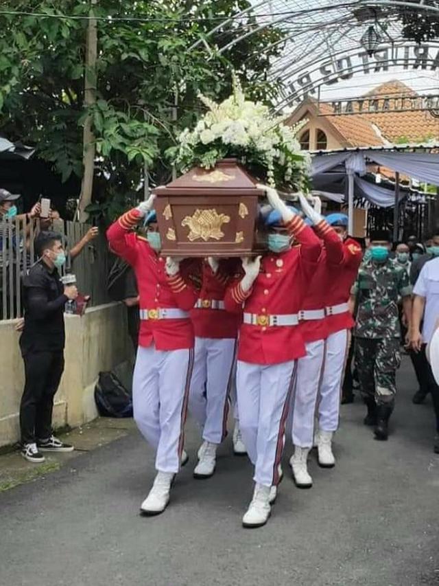 Dikebumikan di Samping Suami, Ini 6 Prosesi Pemakaman Ibunda Jokowi