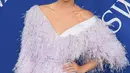 Model Kendall Jenner berpose saat menghadiri CFDA Fashion Awards 2018 di Museum Brooklyn di New York City, AS (4/6). Model 22 tahun ini tampil cantik dengan balutan gaun cocktail pink berbulu dan rambut berponi. (AFP Photo/Dimitrios Kambouris)