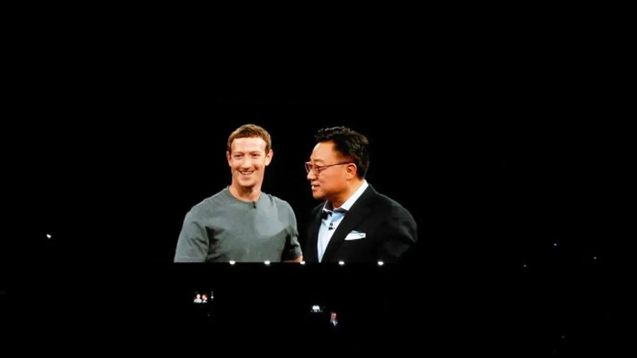 CEO Facebook Mark Zuckerberg dan DJ Koh, Presiden Mobile Communications Business, Samsung Electronics