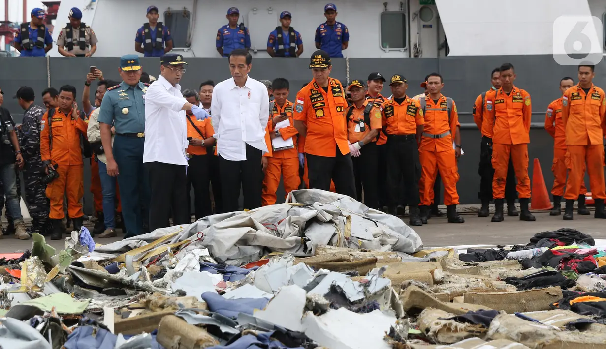 File foto pada 30 Oktober 2018 memperlihatkan Presiden RI, Joko Widodo atau Jokowi  (kedua kiri depan) bersama Menhub Budi Karya Sumadi dan KaBasarnas Marsdya M Syaugi melihat barang yang diduga milik penumpang pesawat Lion Air JT 610 di Pelabuhan JICT 2, Jakarta. (Liputan6.com/Helmi Fithriansyah)