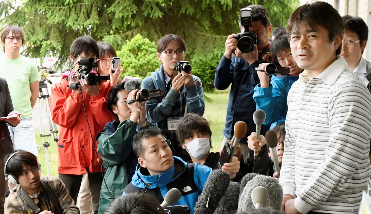 Takayuki Tanooka, ayah yang meninggalkan anaknya berusia 7 tahun dihutan, saat berbicara ke media di Hokkaido, Jepang, Jumat (3/6). Yamato Tanooka, bocah itu, ditemukan oleh polisi Hokkaido enam hari pasca dibuang ayahnya. (Kyodo/via REUTERS)