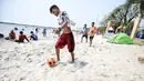 Pengunjung bermain bola di Pantai Lagoon, Ancol, Jakarta Utara, Jumat (17/8). Warga Jakarta dan sekitarnya memanfaatkan libur HUT ke-73 Republik Indonesia dengan berwisata ke kawasan Ancol. (Liputan6.com/Faizal Fanani)
