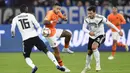 Striker Belanda, Memphis Depay, berebut bola dengan bek Jerman, Antonio Ruediger, pada laga UEFA Nations League di Veltins Arena, Gelsenkirchen, Senin (19/11/2018). Kedua tim bermain imbang 2-2. (AP/Martin Meissner)