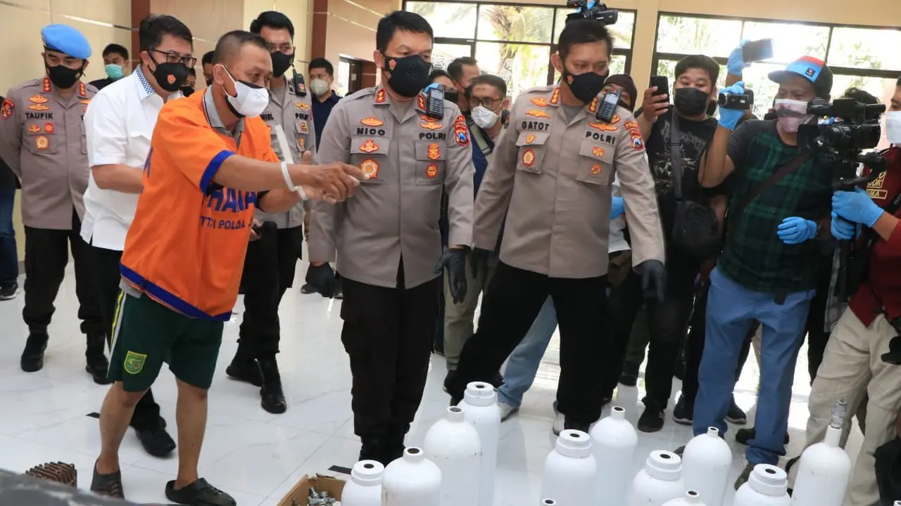 Polisi meringkus penjual tabung oksigen palsu dari alat pemadam di Surabaya. (Dian Kurniawan/Liputan6.com)