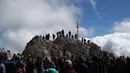 Orang-orang mengantre untuk mencapai puncak salib di puncak gunung tertinggi Jerman, Zugspitze, dekat Garmisch-Partenkirchen, Jerman pada 19 Agustus 2020. Setiap tahunnya gunung dengan ketinggian 2.962 meter tersebut membuat sekitar setengah juta pengunjung terpesona. (AP Photo/Matthias Schrader)