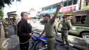 Petugas Satpol PP melakukan razia ke pengendara motor yang parkir di kawasan pendestrian Malioboro, Yogyakarta, (19/4). Petugas memberikan surat peringatan dan mengambil kartu identitasnya yang di tahan di KUPT Malioboro. (Liputan6.com/Boy Harjanto)