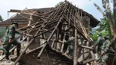 Anggota Yonif 320 Badak Putih Prajurit Jawara Kodam III Siliwangi membantu membersihkan reruntuhan bangunan usai gempa di Mandalawangi, Pandeglang, Banten, Sabtu (3/8/2019). Gempa Banten berkekuatan 6,9 magnitudo mengakibatkan lebih dari 200 rumah mengalami kerusakan. (merdeka.com/Arie Basuki)